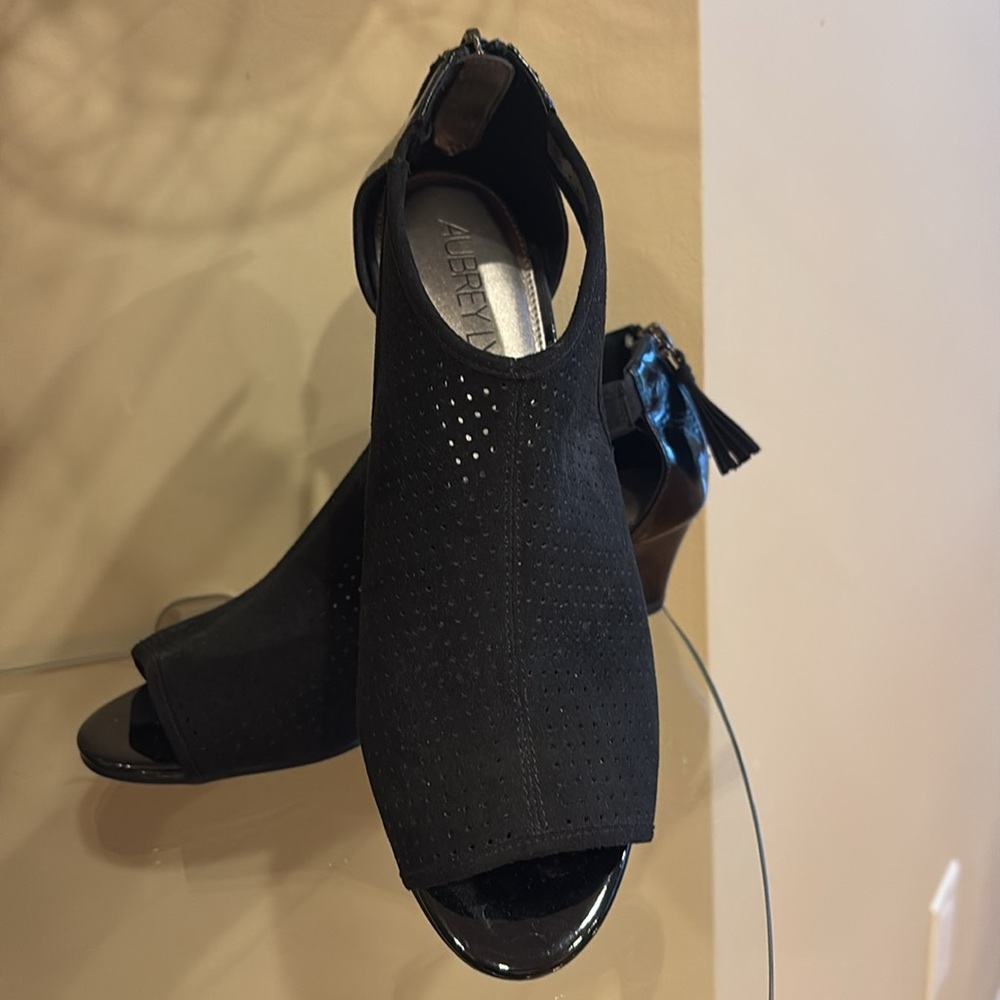 Aubrey Lynn Black Patent/Suede Wedge Shoes! Size 9
